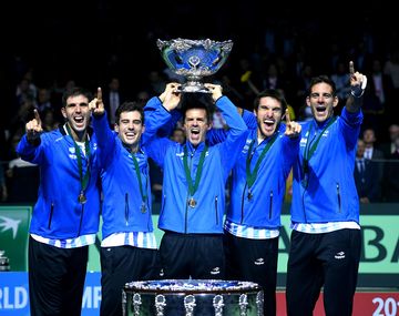 Juan Martín Del Potro, Federico Delbonis, Leonardo Mayer, Guido Pella y el capitán Daniel Orsanic, campeones de la Copa Davis
