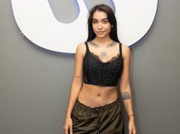 maria becerra marca tendencia con un look denim y un escote corazon maria becerra marca tendencia con un look denim y un escote corazon