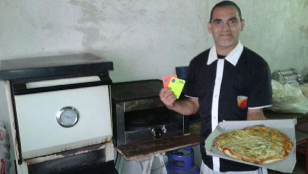 Es árbitro, se recuperó de una leucemia y vende pizzas para sobrevivir