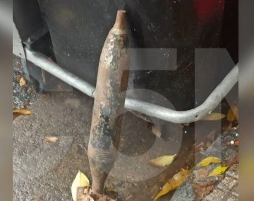 Susto en Balvanera: hallan un misil en un contenedor de basura frente a APTRA