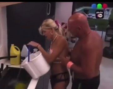 Alfa tuvo obsceno gesto con Camila y redes enfurecieron