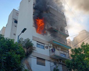 Voraz incendio en un edificio de Flores deja al menos 8 heridos