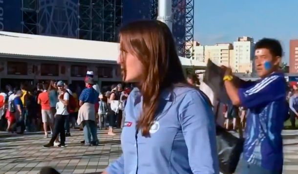Otra periodista acosada al aire en el Mundial: ¡No te di permiso para eso!