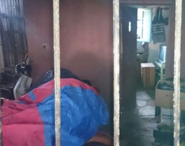 Encerró en una jaula a su hijo y esposa 6 años