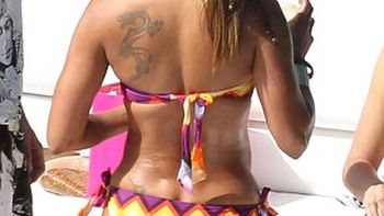 una popstar que llena bien su bikini una popstar que llena bien su bikini