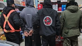 Ocho personas fueron detenidas y se incautaron drogas, vehículos y elementos de comercialización en una serie de allanamientos. Ocho personas fueron detenidas y se incautaron drogas, vehículos y elementos de comercialización en una serie de allanamientos.