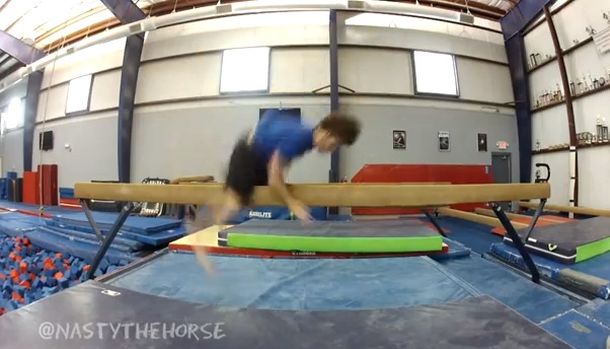 VIDEO: Un gimnasta se golpea en el peor lugar