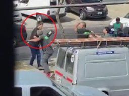 brutal pelea en castelar: lo golpearon con un fierro en la cabeza y quedo inconsciente brutal pelea en castelar: lo golpearon con un fierro en la cabeza y quedo inconsciente