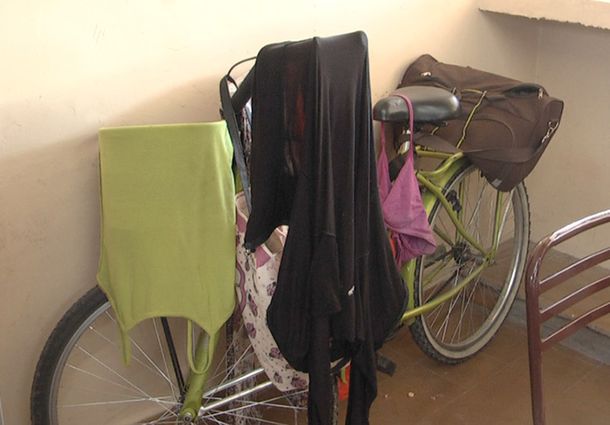 Una maestra lava su ropa interior en una escuela y la cuelga en el aula