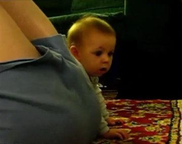 La sorpresa de un bebé cuando su padre se tira un gas con un encendedor cerca