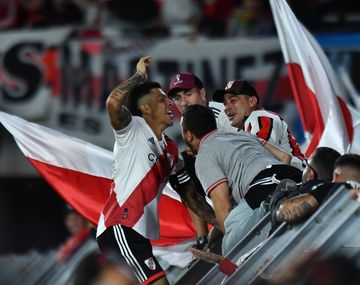 El festejo de Enzo Pérez abrazado con los hinchas de River en la tribuna