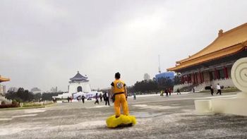 para fanaticos: goku pasea en su nube por las calles de china para fanaticos: goku pasea en su nube por las calles de china