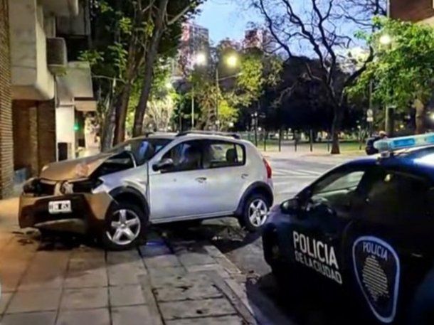 Palermo: perdió el control del auto, se subió a la vereda y chocó contra un árbol 
