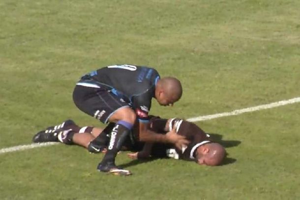 Susto en el Ascenso: un jugador de Platense se desmayó tras un choque
