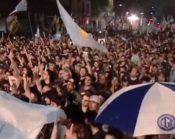 Una multitud espera a Alberto Fernández y Cristina Kirchner en el búnker de Chacarita
