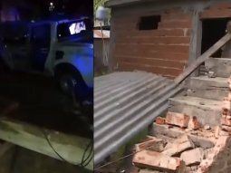 Un patrullero perdió el control en plena persecución y terminó incrustado en una casa