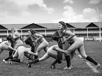 Jugadoras de rugby se desnudan para luchar contra la anorexia