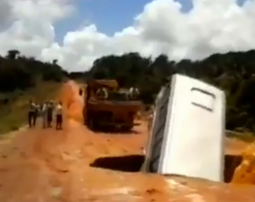 Un colectivo se cae en un agujero gigante