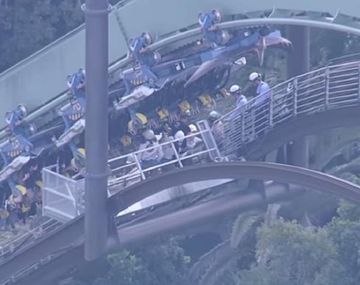 Pánico en una montaña rusa: quedaron atrapados dos horas boca abajo a 30 metros de altura