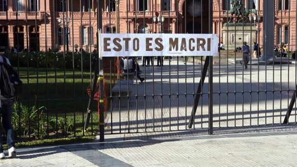 Un artista colgó un cartel en Casa Rosada contra Macri pintado con materia fecal