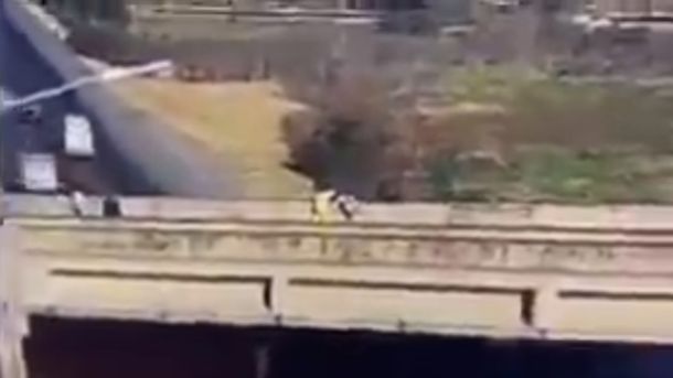 VIDEO: Un hombre quiso quitarse la vida en pleno Camino del Buen Ayre y fue rescatado