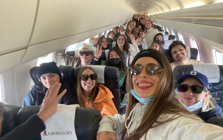 Cuánto cuesta viajar en avión con Tini y cómo hacerlo