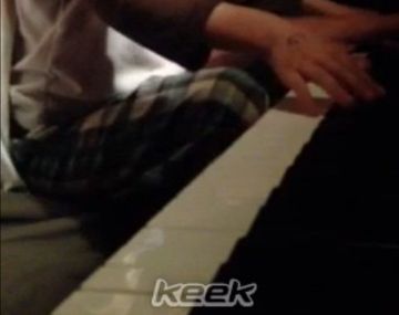 Puro amor y ternura: mirá a Facundo Arana enseñándole a tocar el piano a su hijo