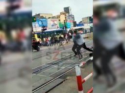 VIDEO: Feroz pelea a martillazos en las vías en Liniers