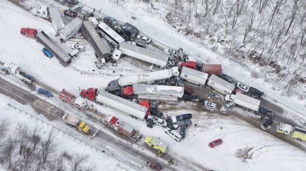 Un choque de más de 50 autos deja al menos tres muertos en Estados Unidos