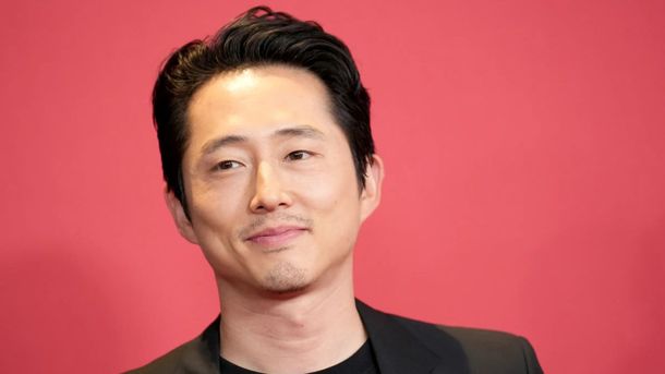 Con la participación de Steven Yeun