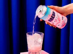 Un champán en la Bresh de Uruguay cuesta un sueldo argentino