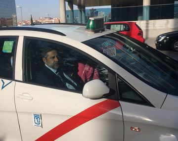 Boca volvió a Madrid y busca ganar la Copa en el TAS: Angelici llegó en un auto blanco y una banda roja