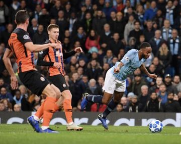 Sterling cae solo pero el árbitro le cobró igual