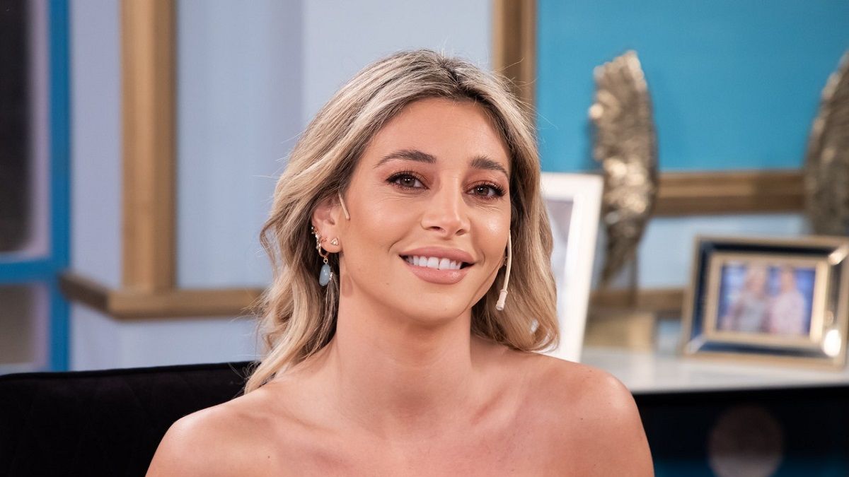 Sol Pérez frente al espejo con una microbikini rosa