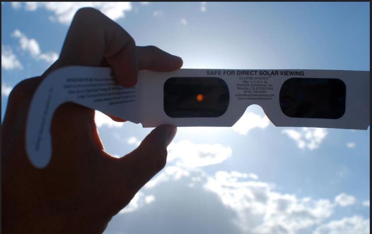 Estos son los anteojos recomendados por la NASA para ver el eclipse total de sol del próximo lunes