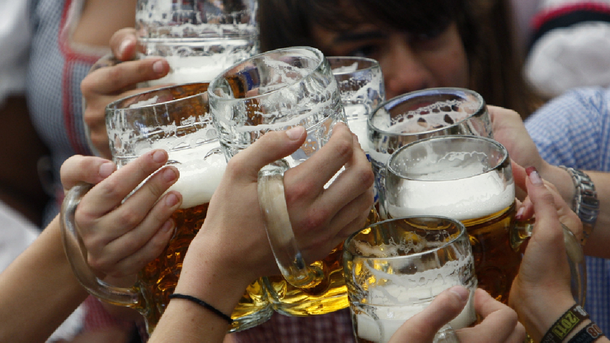 El mejor trabajo del mundo: un sueldo de 4.000 euros por viajar y tomar cerveza