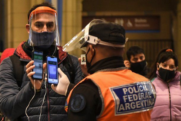 Un trabajador esencial exhibe la aplicación Cuidar con su permiso para circular: el CUHC caduca desde el lunes cuando entre en rigor el DISPO en el AMBA