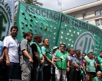 Estatales denuncian dos mil despidos en la secretaría de la Niñez