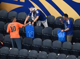 ya es costumbre: los hinchas japoneses limpiaron las tribunas tras su debut mundialista ya es costumbre: los hinchas japoneses limpiaron las tribunas tras su debut mundialista