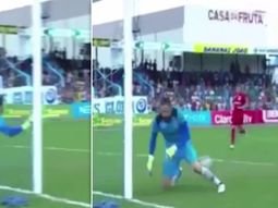 el arquero con mas suerte del mundo: sin querer, atajo un penal de taco el arquero con mas suerte del mundo: sin querer, atajo un penal de taco