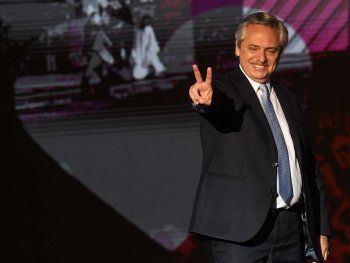 El presidente saludó a la multitud y emitió un discurso en el escenario de la Plaza de Mayo
