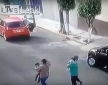 Le robaron la camioneta con los hijos adentro