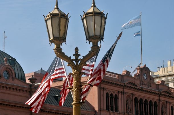 La Plaza de Mayo, cubierta de banderas estadounidenses para recibir a Obama