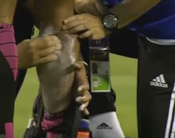 ¿El sueño del pibe? Le pegó duro al árbitro y casi lo saca de la cancha