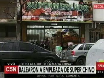 Balean a una empleada de un súper chino