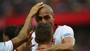 El Sevilla de Sampaoli venció al Atlético de Simeone y es el único puntero. El Sevilla de Sampaoli venció al Atlético de Simeone y es el único puntero.