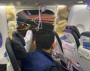 Un avión de Alaska Airlines perdió una ventanilla en pleno vuelo