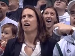 Lo agarró la kiss cam en la NBA para que bese a la madre Lo agarró la kiss cam en la NBA para que bese a la madre