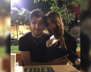 El viral del día: foto romántica se transformó en hot por el escote de ella