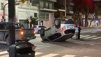 impresionante choque y vuelco en flores: hay un partrullero de la policia de la ciudad involucrado impresionante choque y vuelco en flores: hay un partrullero de la policia de la ciudad involucrado